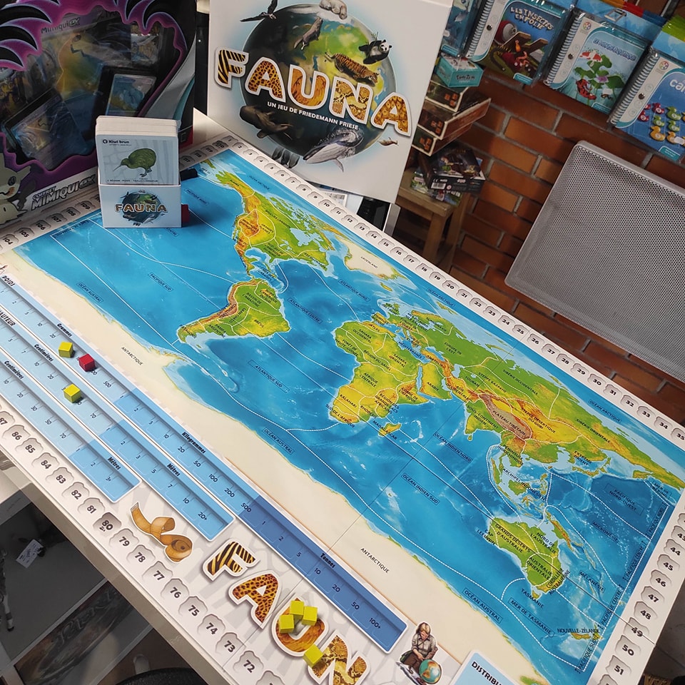 Photo du jeu "Fauna" avec la boîte du jeu, le plateau, les pièces et les cartes